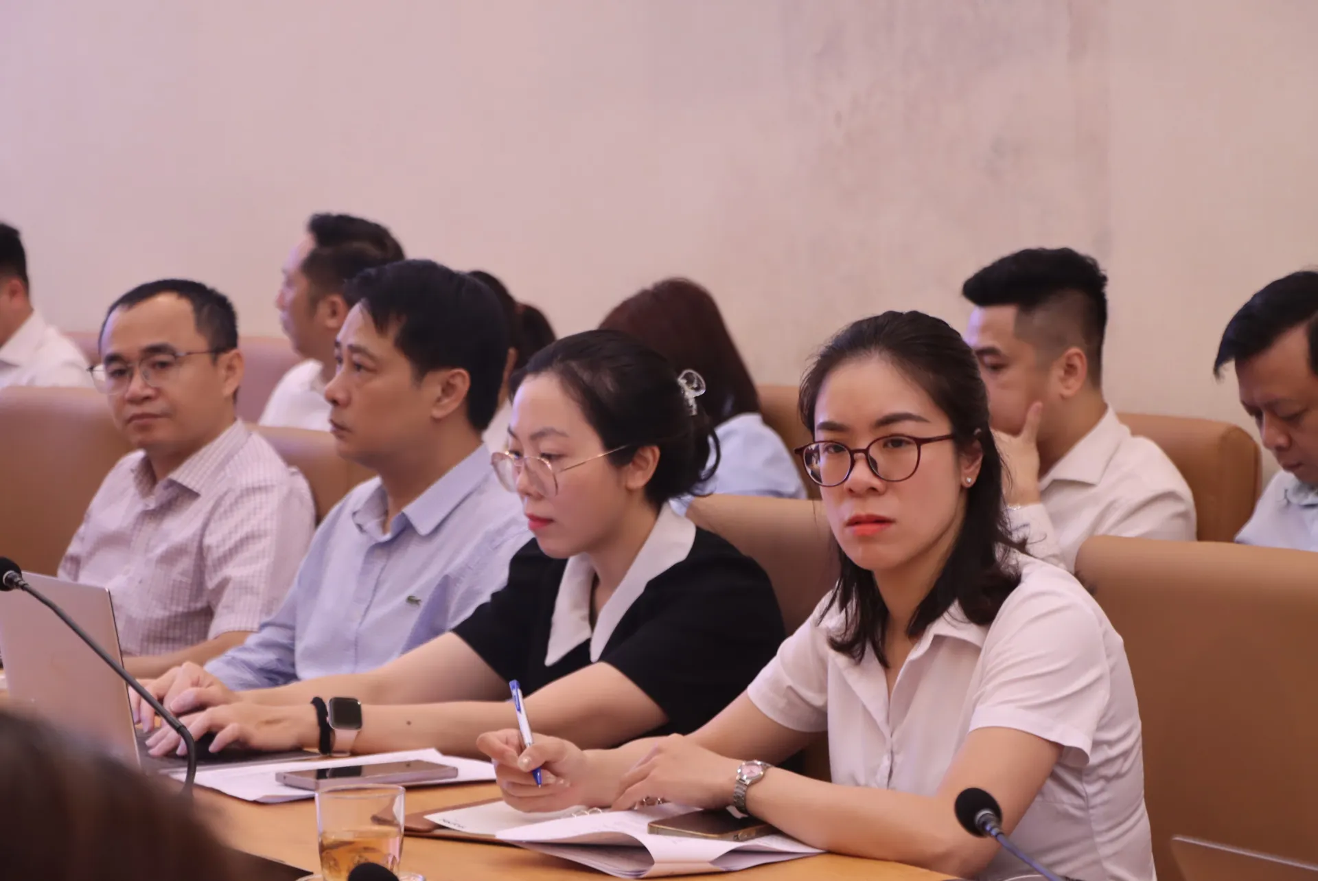 C&aacute;c đại biểu y&ecirc;u cầu ho&agrave;n thiện khung ph&aacute;p l&yacute;, tạo điều kiện cho doanh nghiệp, nhất l&agrave; doanh nghiệp nh&agrave; nước, tham gia thị trường ph&aacute;i sinh một c&aacute;ch hiệu quả, an to&agrave;n