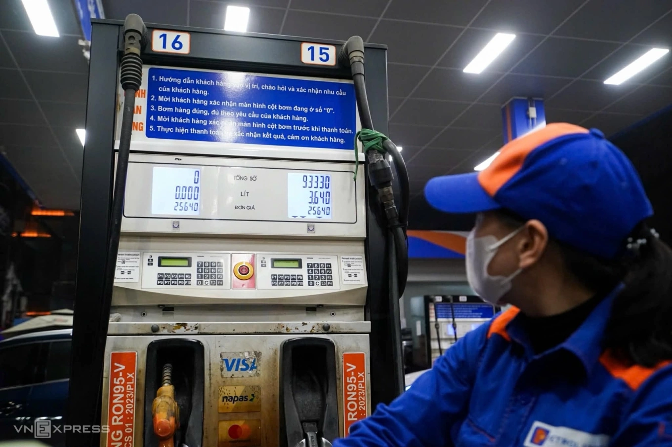 Gi&aacute; xăng dầu giảm s&acirc;u từ 22h ng&agrave;y 11/3, RON95-III c&ograve;n 25.240 đồng/l&iacute;t