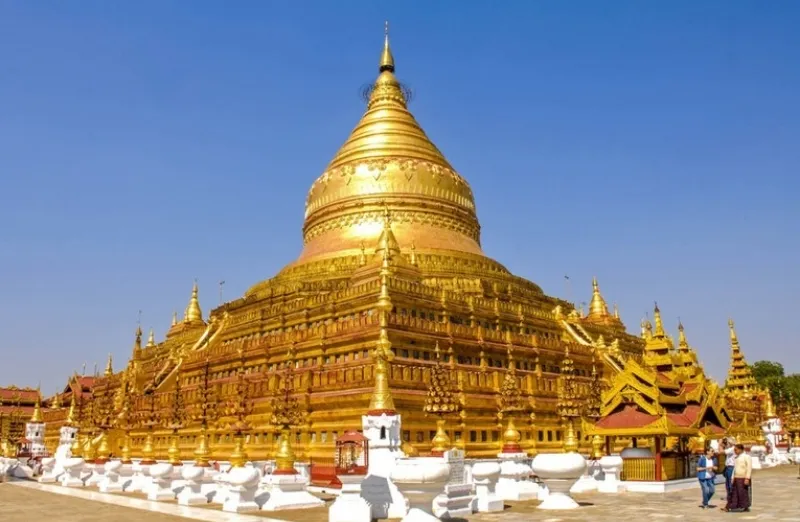 Tại nhiều c&ocirc;ng tr&igrave;nh kiến tr&uacute;c, đền ch&ugrave;a, cung điện hoặc c&ocirc;ng tr&igrave;nh t&ocirc;n gi&aacute;o, v&agrave;ng ta được d&ugrave;ng để d&aacute;t l&ecirc;n bề mặt nhằm tăng t&iacute;nh thẩm mỹ v&agrave; thể hiện &yacute; nghĩa linh thi&ecirc;ng. V&iacute; dụ: ch&ugrave;a Shwedagon