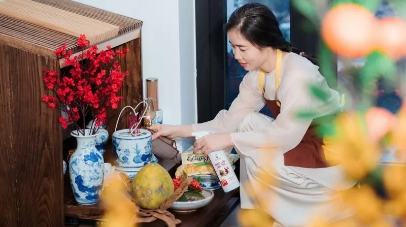 Lau dọn bàn thờ Thần Tài