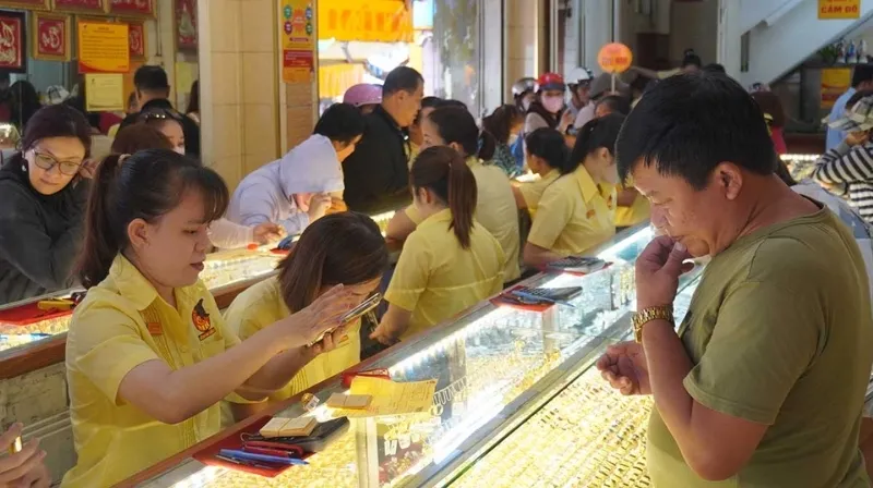 Nh&agrave; đầu tư c&oacute; thể dễ d&agrave;ng mua b&aacute;n v&agrave;ng tại c&aacute;c cửa h&agrave;ng kinh doanh v&agrave;ng uy t&iacute;n hoặc th&ocirc;ng qua c&aacute;c nền tảng giao dịch trực tuyến.
