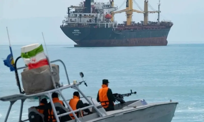 Trump khẳng định Iran kh&ocirc;ng thu bất kỳ ph&iacute; t&agrave;u b&egrave; n&agrave;o qua Eo biển Hormuz, đồng thời cảnh b&aacute;o nếu th&ocirc;ng tin n&agrave;y sai th&igrave; đ&agrave;m ph&aacute;n sẽ chấm dứt ngay lập tức