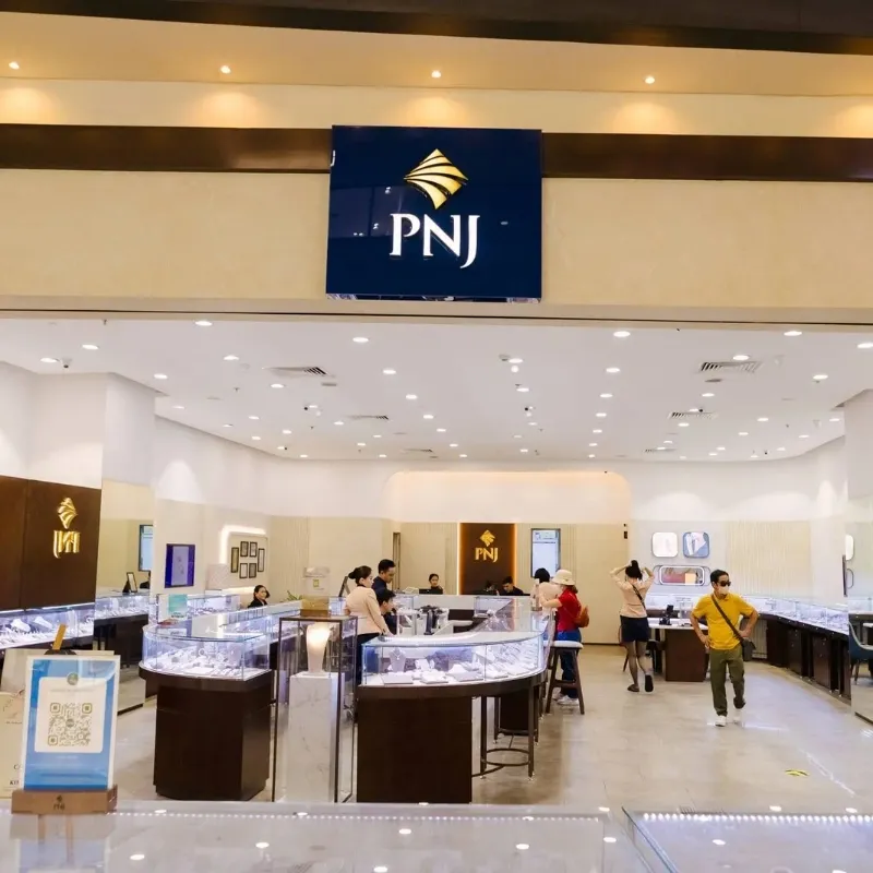 Tại Việt Nam, vàng 916 hiện được phân phối chủ yếu thông qua hệ thống của PNJ.