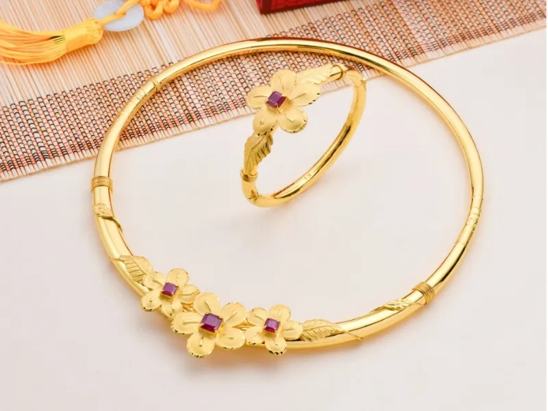 v&agrave;ng nguy&ecirc;n chất c&ograve;n được sử dụng rộng r&atilde;i l&agrave;m qu&agrave; tặng trong c&aacute;c dịp quan trọng như cưới hỏi, lễ Tết hoặc c&aacute;c sự kiện đ&aacute;nh dấu cột mốc đặc biệt