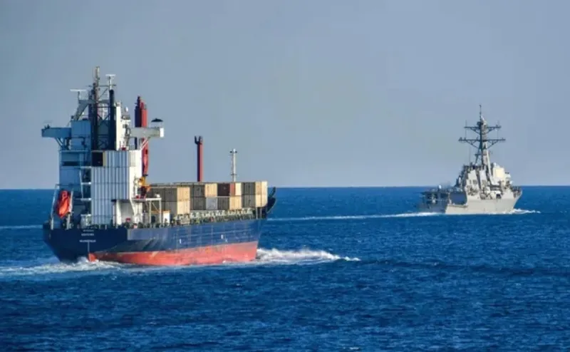 T&agrave;u chiến Mỹ hộ tống 1 t&agrave;u qua eo biển Hormuz
