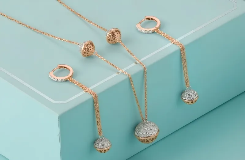 Các sản phẩm như nhẫn, vòng tay, dây chuyền hay hoa tai thời trang thường được chế tác từ vàng non nhằm giảm chi phí sản xuất và tạo ra nhiều mẫu mã đa dạng theo xu hướng.