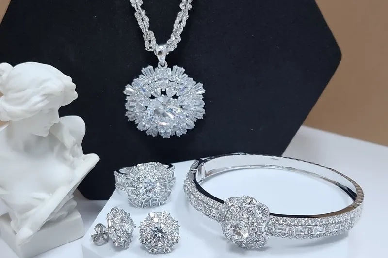 Mặc dù có giá trị nhất định nhưng vàng trắng chủ yếu được sử dụng trong ngành trang sức.