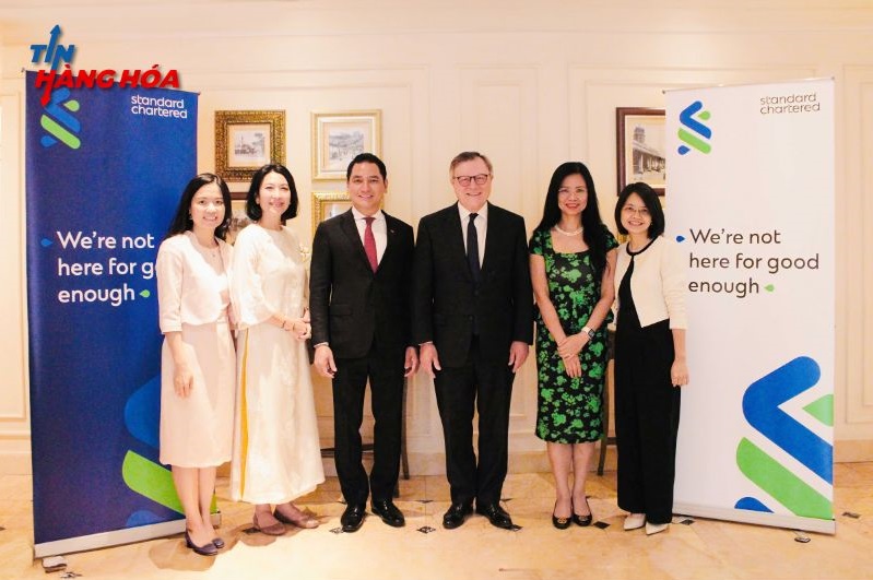 Chủ tịch HĐQT TCBS Nguyễn Xuân Minh, Chủ tịch Tập đoàn Standard Chartered José Viñals, Tổng Giám đốc Standard Chartered Bank Việt Nam Michele Wee
