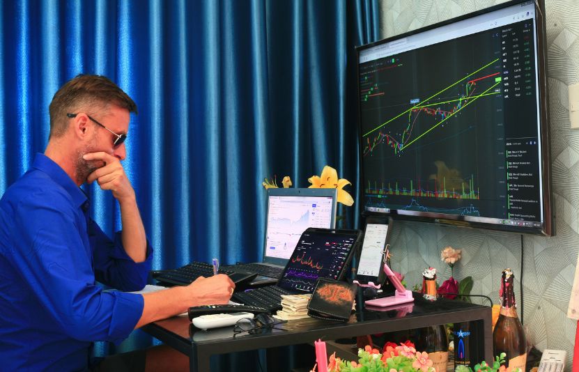 Dow Jones sụt hơn 1,100 điểm sau quyết định bất ngờ của Fed