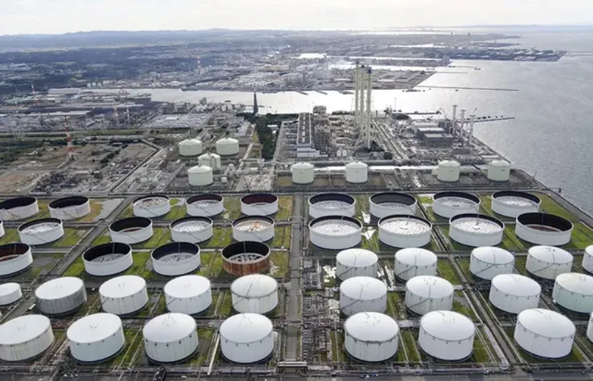 Gi&aacute; dầu trượt dốc trong phi&ecirc;n giữa tuần do dự trữ dầu th&ocirc; Mỹ tăng mạnh