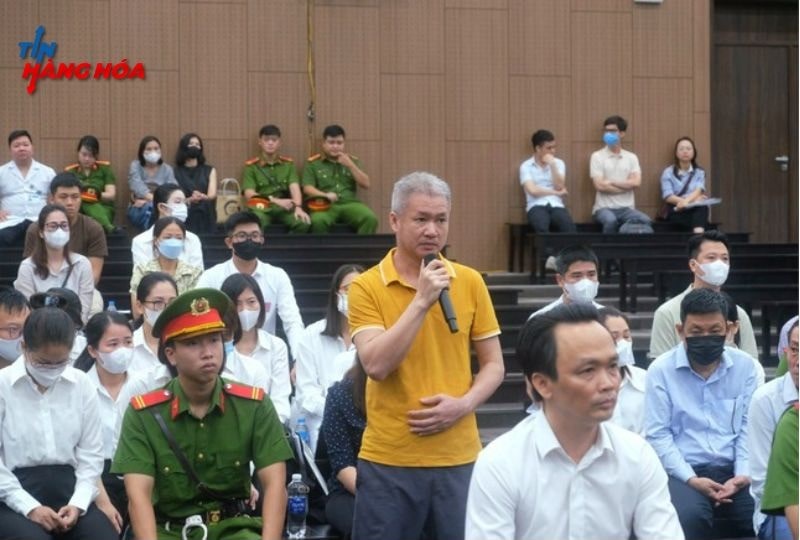 &Ocirc;ng Trịnh Văn Quyết (&aacute;o trắng ngồi h&agrave;ng trước) c&ugrave;ng đồng phạm tại t&ograve;a.
