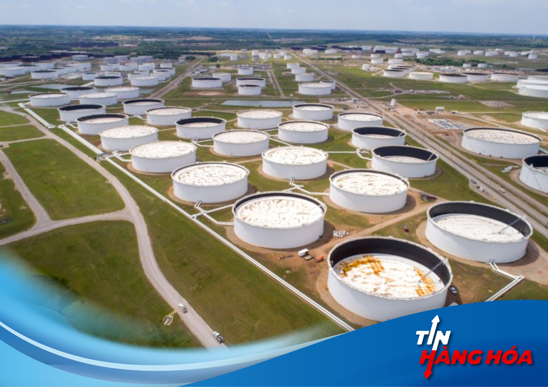 C&aacute;c bồn chứa dầu th&ocirc; được nh&igrave;n thấy trong một bức ảnh chụp tr&ecirc;n kh&ocirc;ng tại trung t&acirc;m dầu mỏ Cushing ở Cushing,