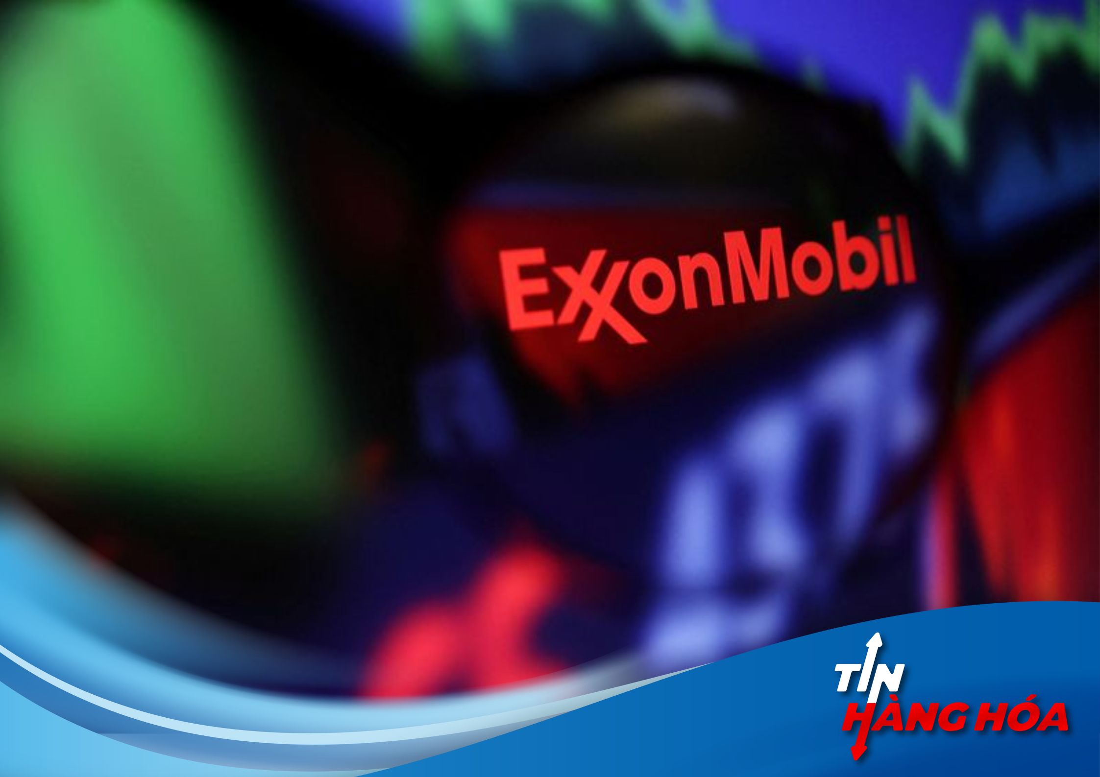 Logo v&agrave; biểu đồ cổ phiếu của Exxon Mobil được nh&igrave;n thấy qua k&iacute;nh l&uacute;p