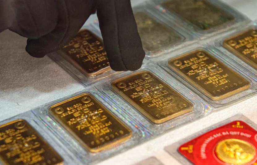 Thị trường v&agrave;ng n&oacute;ng bỏng: Gi&aacute; tăng mạnh, nh&agrave; đầu tư hoang mang