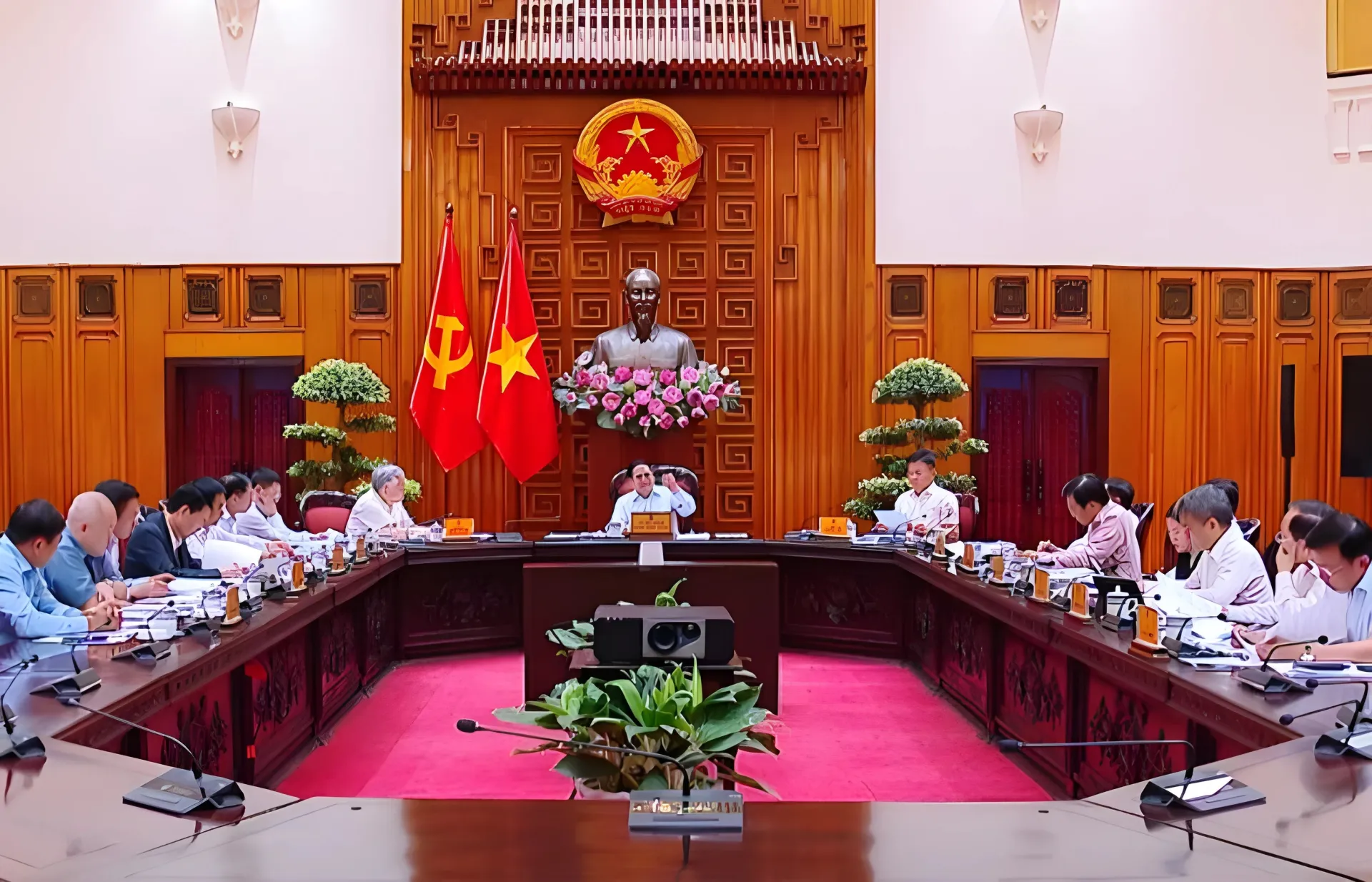 Thủ tướng Phạm Minh Ch&iacute;nh chủ tr&igrave; cuộc họp của Thường trực Ch&iacute;nh phủ.
