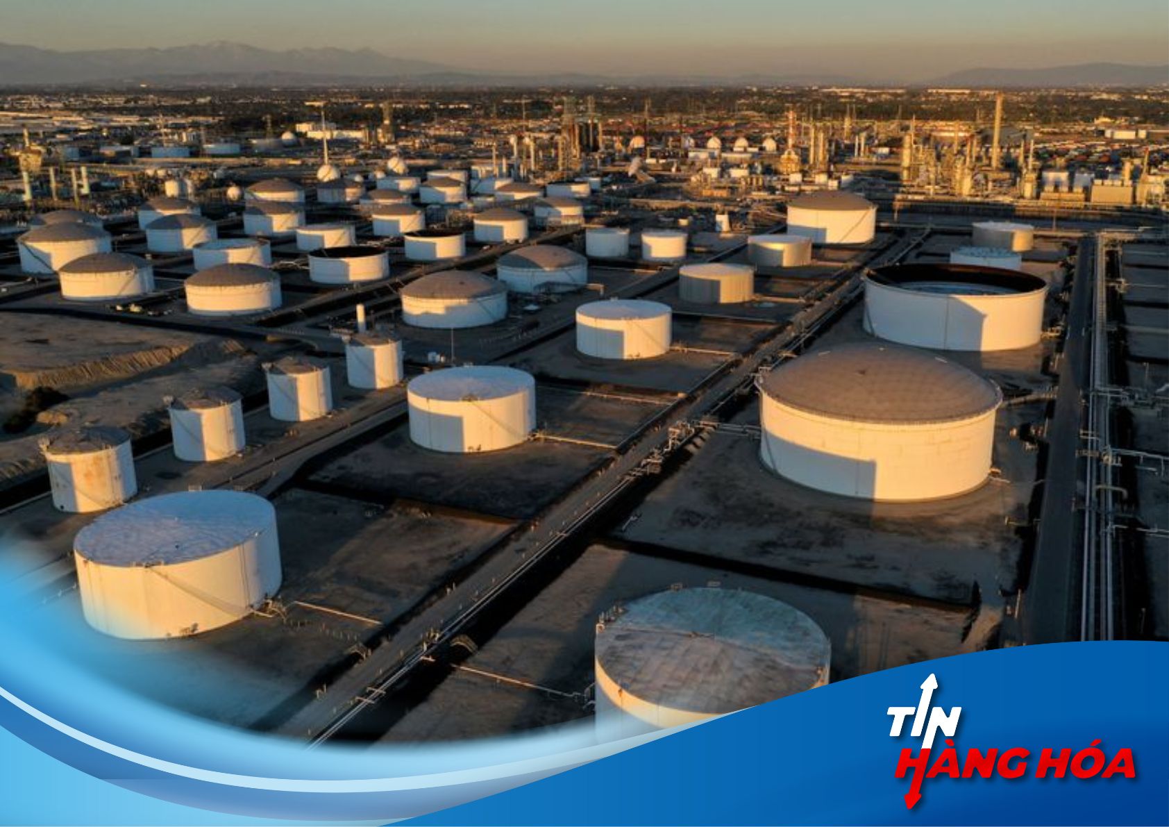 C&aacute;c bồn chứa được nh&igrave;n thấy tại Nh&agrave; m&aacute;y lọc dầu Los Angeles của Marathon Petroleum,