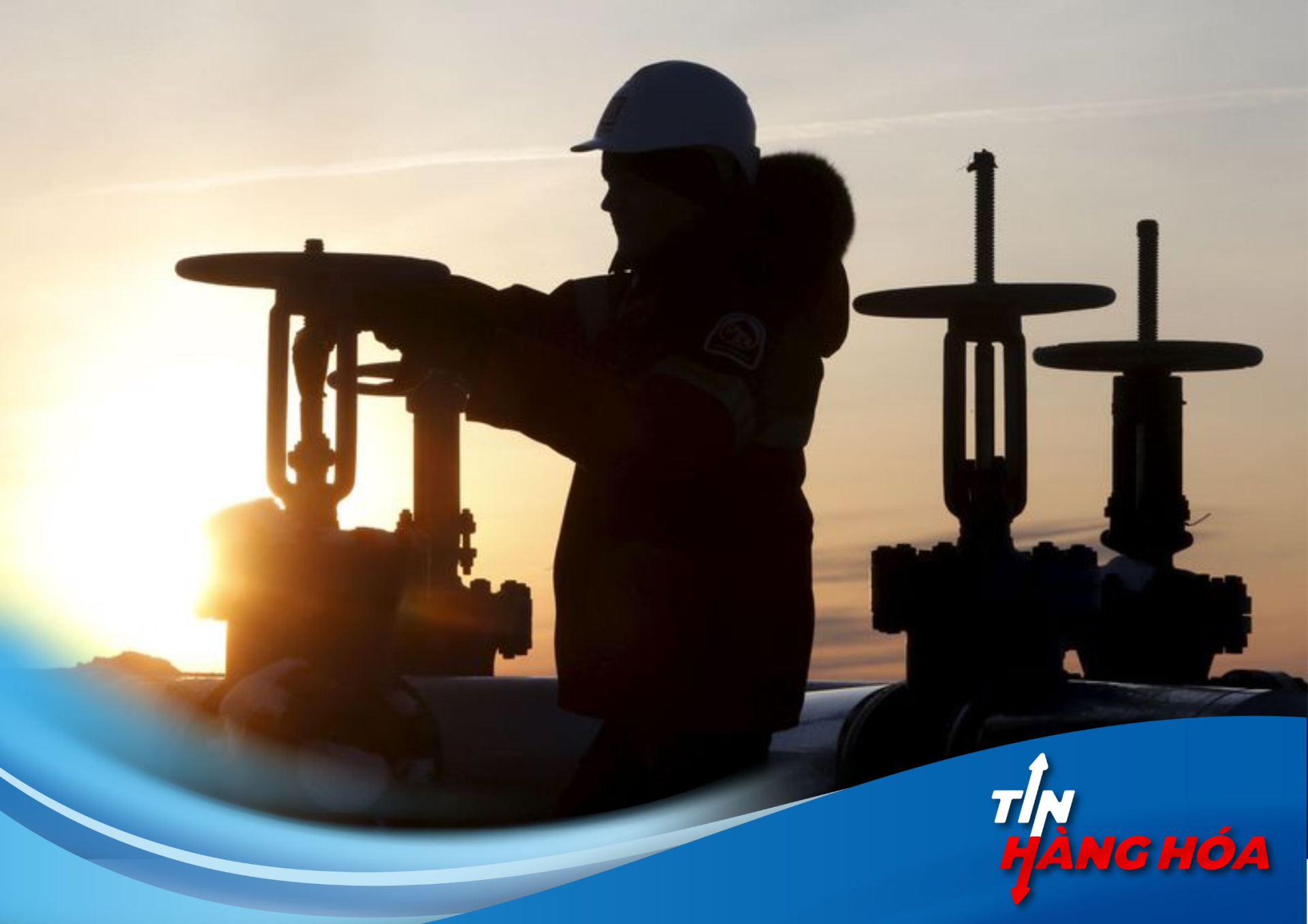 C&ocirc;ng nh&acirc;n đang l&agrave;m việc cạnh đường ống dẫn dầu
