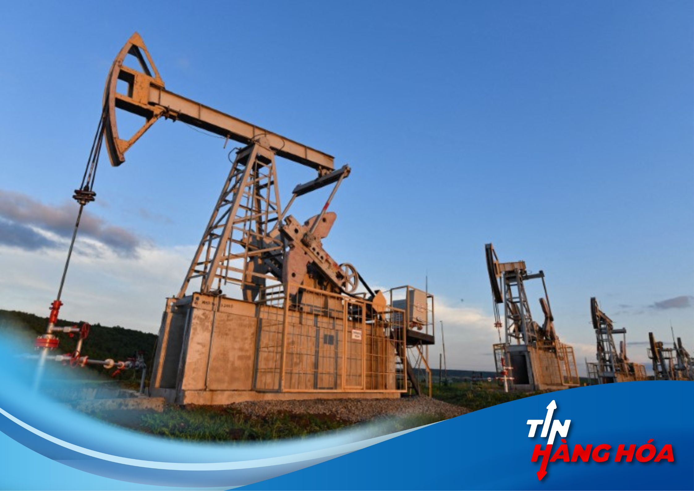  Một g&oacute;c nh&igrave;n cho thấy c&aacute;c giắc cắm bơm dầu b&ecirc;n ngo&agrave;i Almetyevsk ở Cộng h&ograve;a Tatarstan, Nga