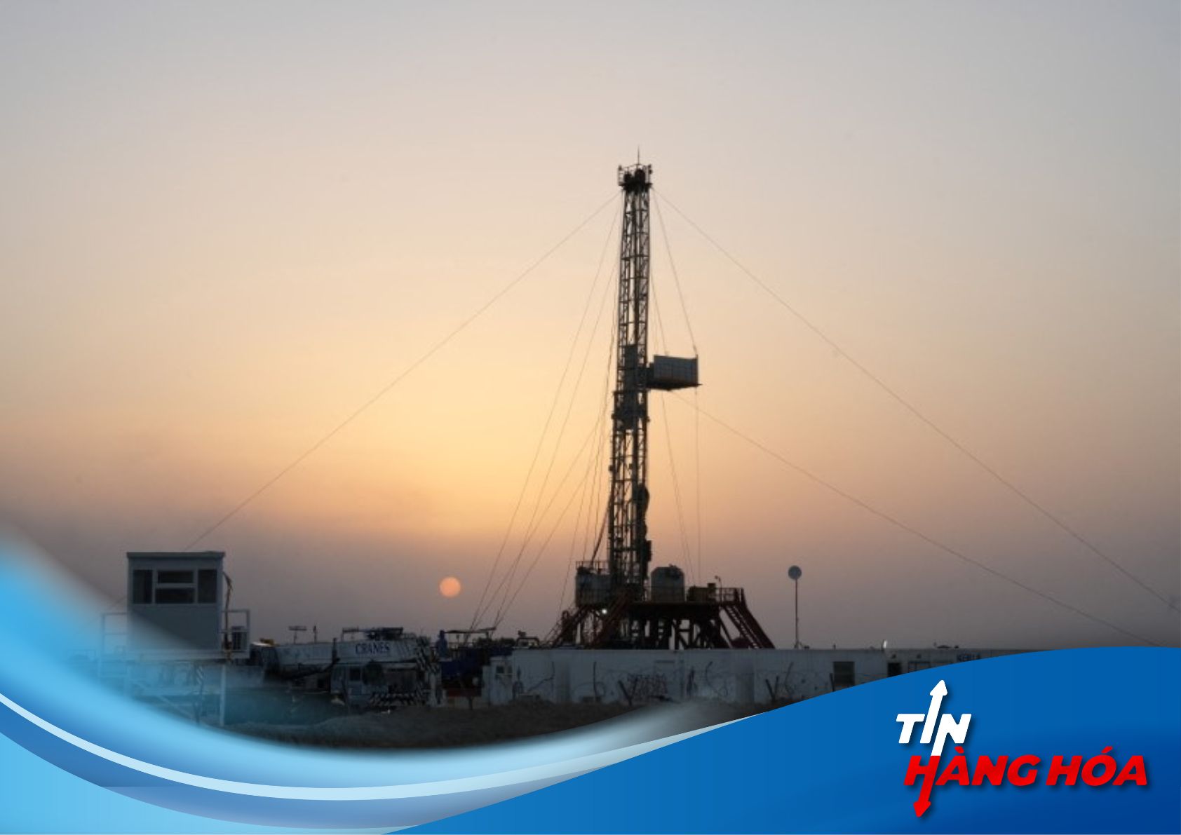 Toàn cảnh cho thấy một giàn khoan dầu được sử dụng để khoan tại mỏ dầu Zubair ở Basra, Iraq,