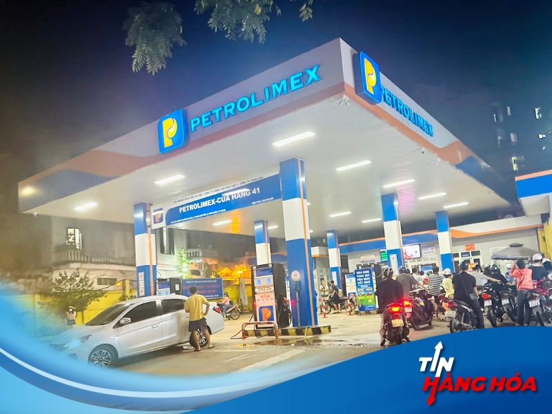 H&igrave;nh ảnh người d&acirc;n đi đổ xăng