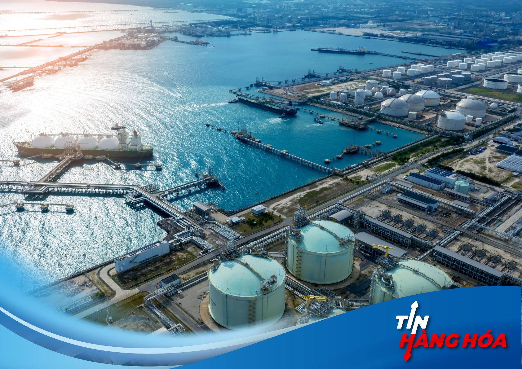 1 t&agrave;u chở dầu neo tại cảng dầu kh&iacute;