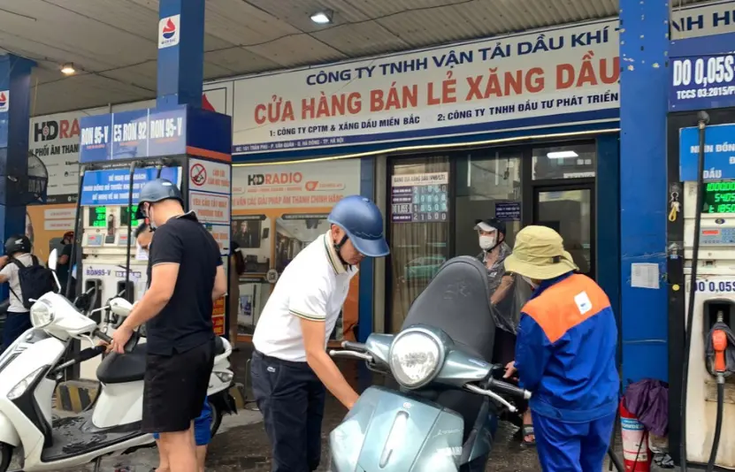 Gi&aacute; xăng biến động ngược chiều: E5RON92 tăng, RON95 giảm mạnh