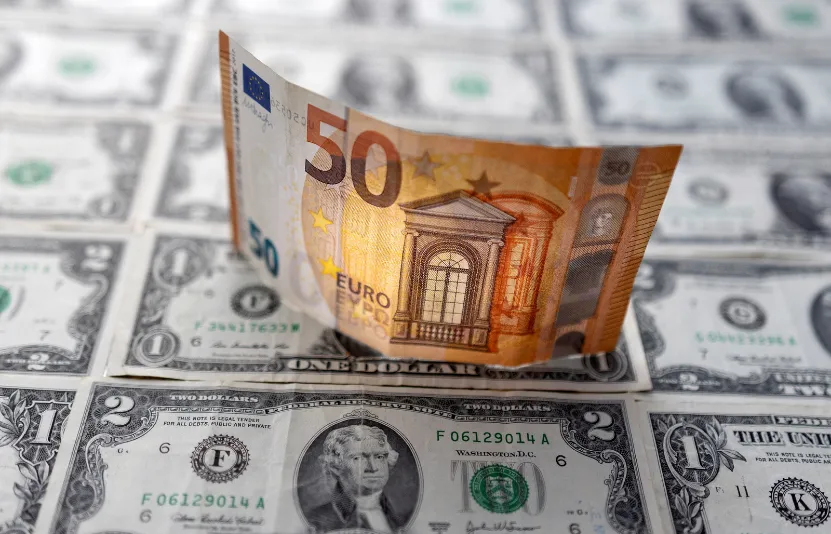 Đồng euro lao dốc: Chạm đ&aacute;y 2 năm so với USD, điều g&igrave; đang xảy ra?