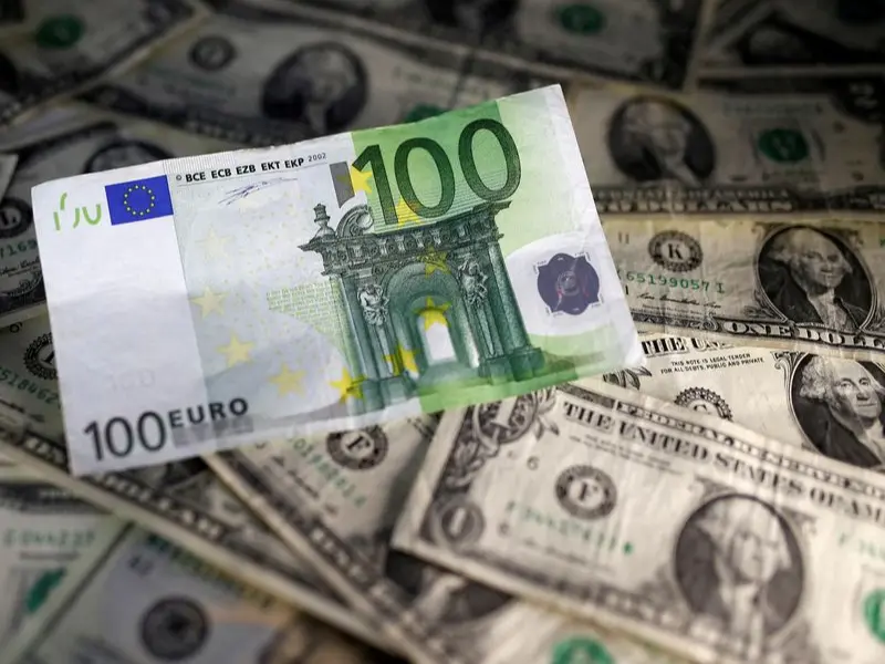Đồng euro lao dốc, nguy cơ chạm mức ngang gi&aacute; với đ&ocirc; la?