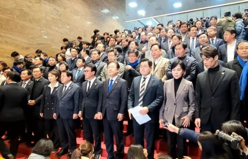 H&agrave;n Quốc dậy s&oacute;ng: Tổng thống Yoon ch&iacute;nh thức bị đ&igrave;nh chỉ!