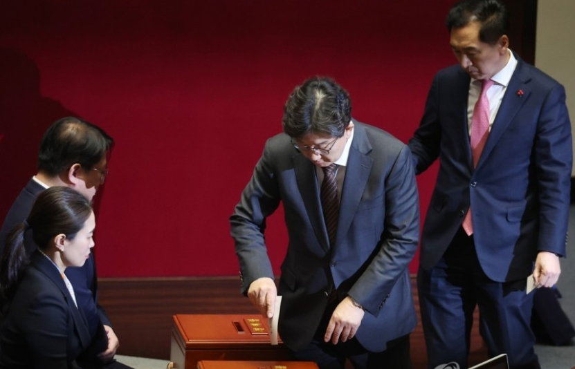 T&ograve;a &aacute;n Hiến ph&aacute;p v&agrave;o cuộc, H&agrave;n Quốc bước v&agrave;o cuộc chiến luận tội lịch sử