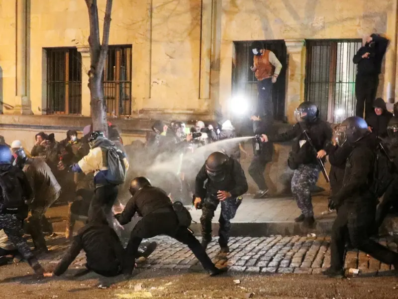 Biểu t&igrave;nh dữ dội tại Gruzia: Ch&iacute;nh phủ đ&igrave;nh chỉ đ&agrave;m ph&aacute;n gia nhập EU sau c&aacute;o buộc khối &ldquo;tống tiền&rdquo;