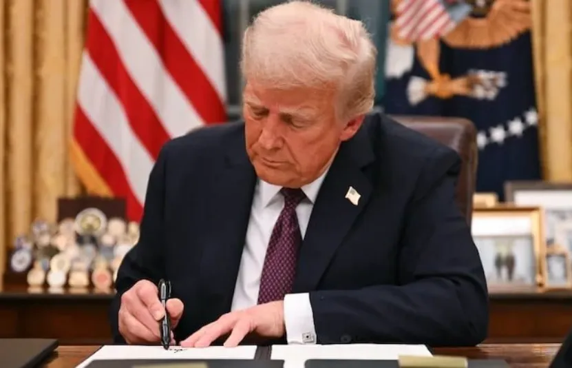 Donald Trump k&yacute; sắc lệnh