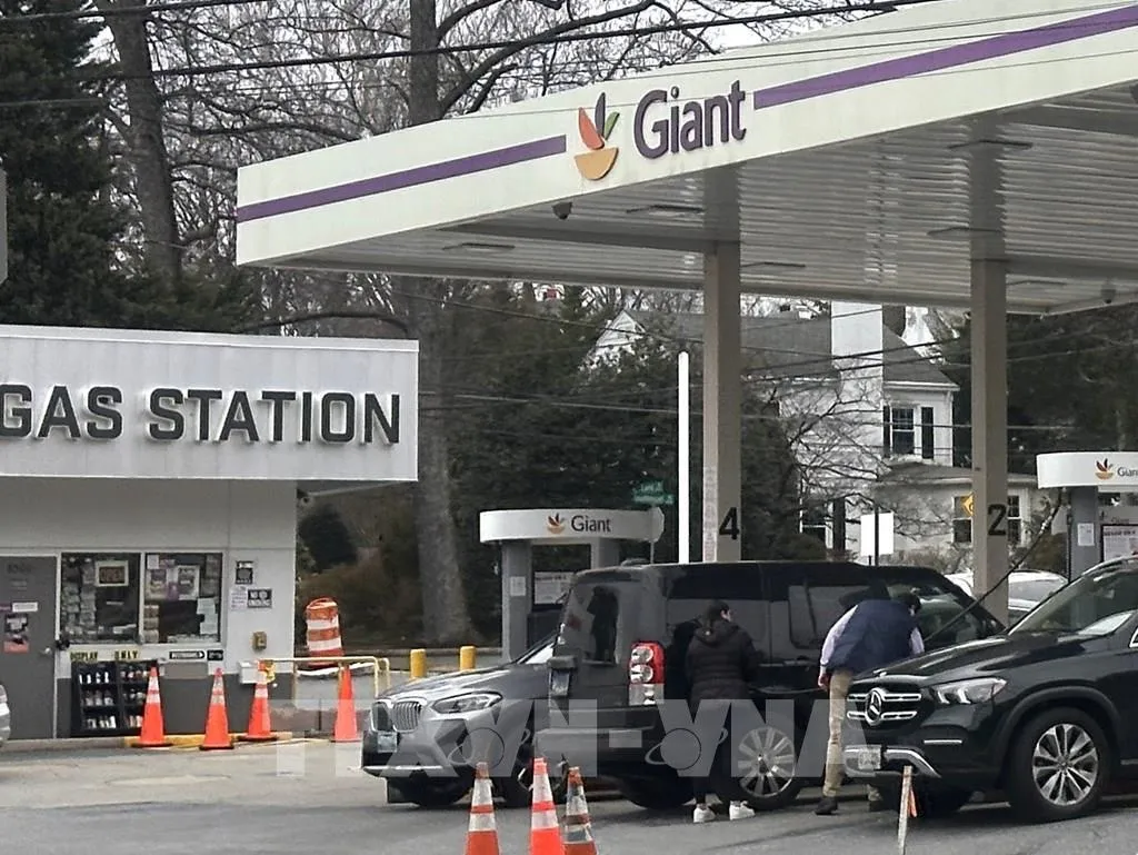 Mỹ tạm nới lỏng trừng phạt dầu Nga để hạ nhiệt thị trường năng lượng