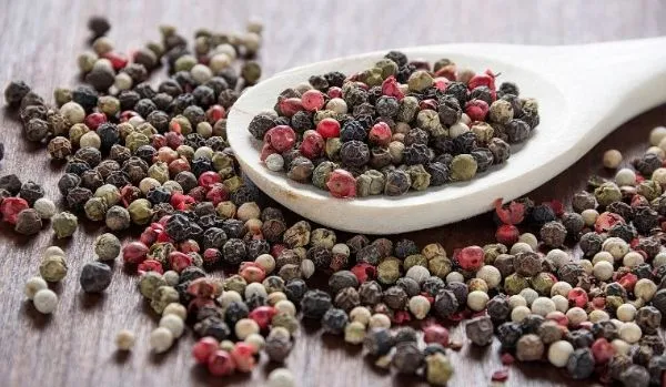 Giá tiêu 13/04: Giá tiêu nội địa phục hồi nhẹ, hồ tiêu Brazil gặp khó tại Trung Đông