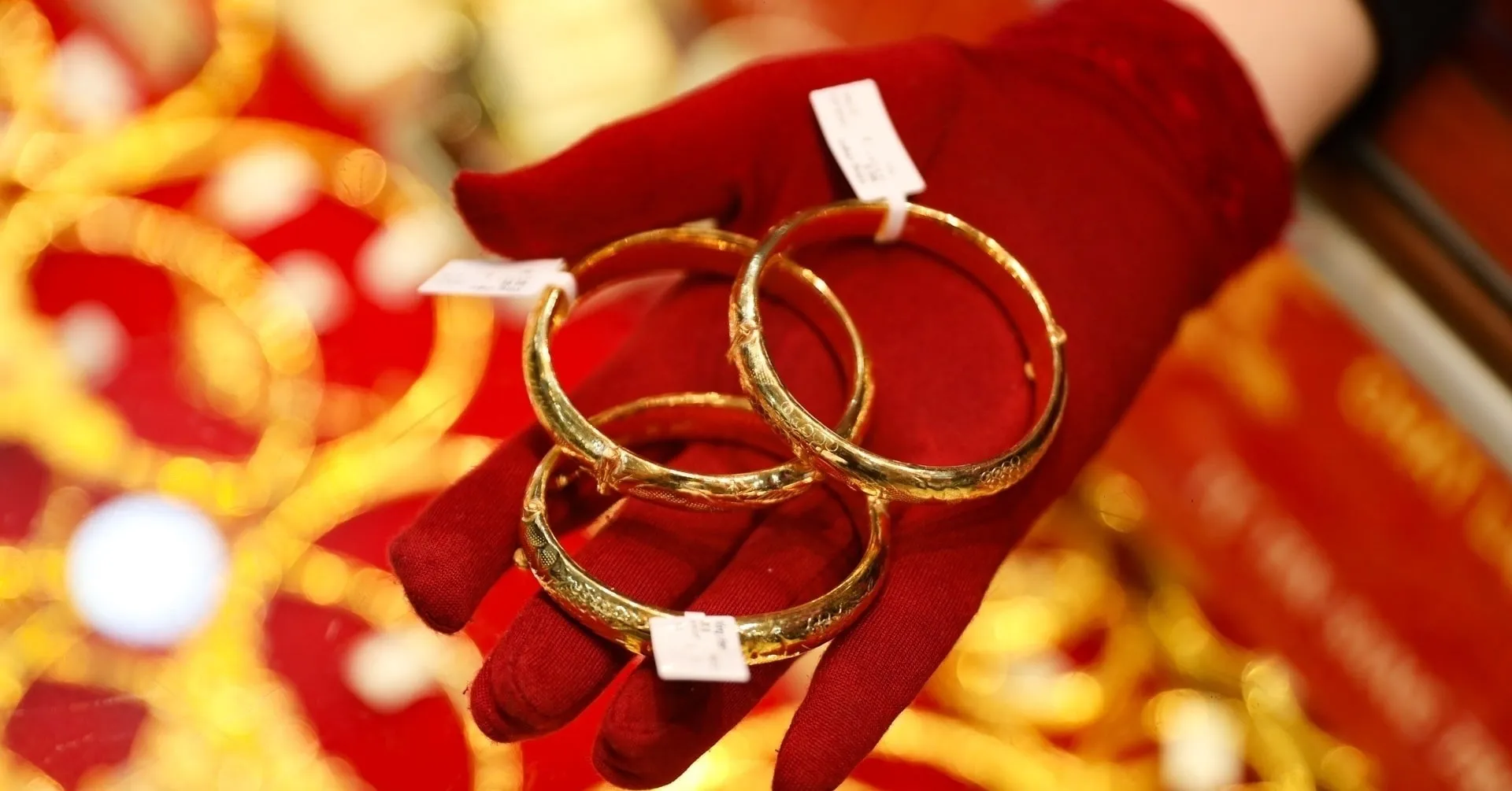 Giá vàng 28/4: Vàng miếng SJC lùi về sát mốc 168 triệu đồng sau kỳ nghỉ lễ