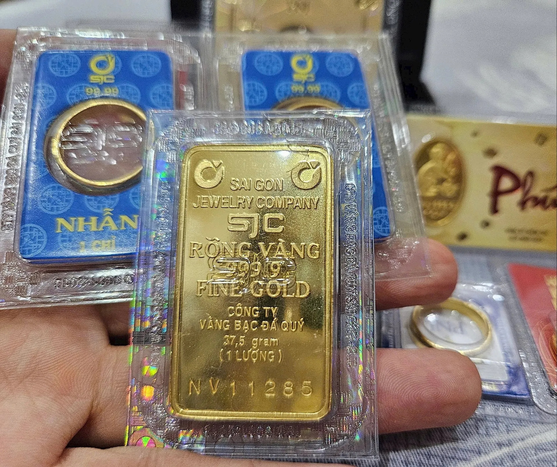 Giá vàng 5/5: Thế giới 
