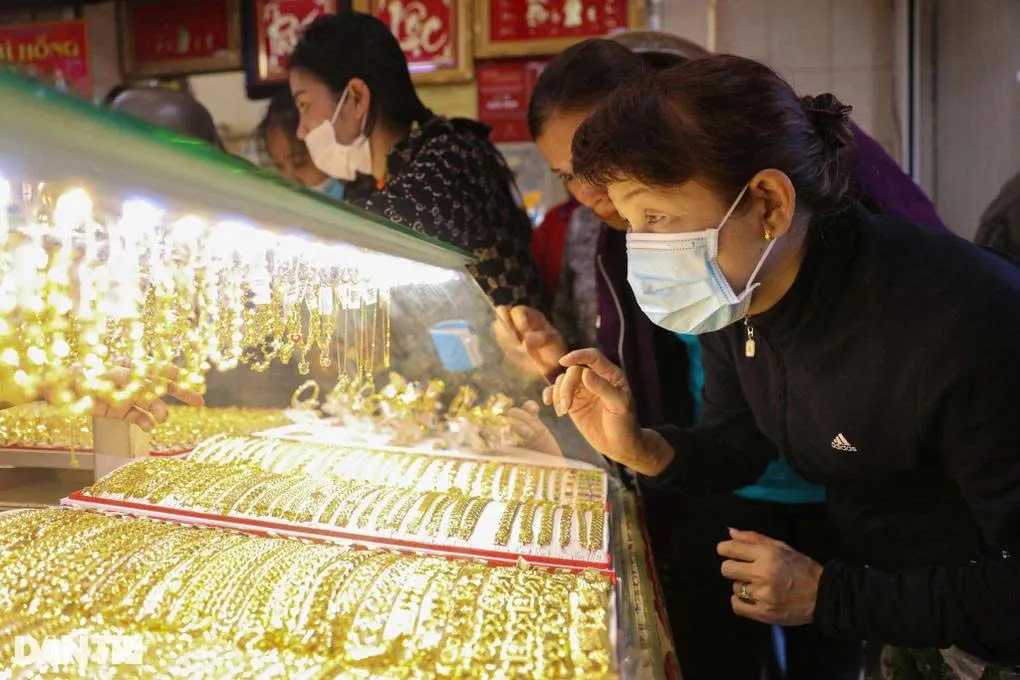 Làn sóng bán tháo quét qua kim loại quý, vàng và bạc lao dốc không phanh
