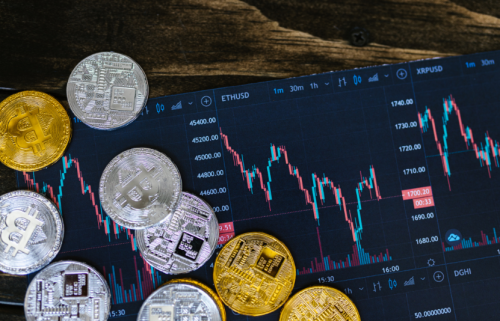 Bitcoin và Altcoin cùng lao dốc: Sóng tăng “hoàng kim” của tiền ảo đã đến hồi kết?