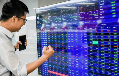 VN-Index thoát khỏi sắc đỏ nhờ 