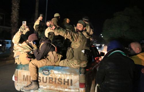 Syria bước vào kỷ nguyên mới: Các nhóm vũ trang giải thể, quân đội chính phủ lên nắm quyền