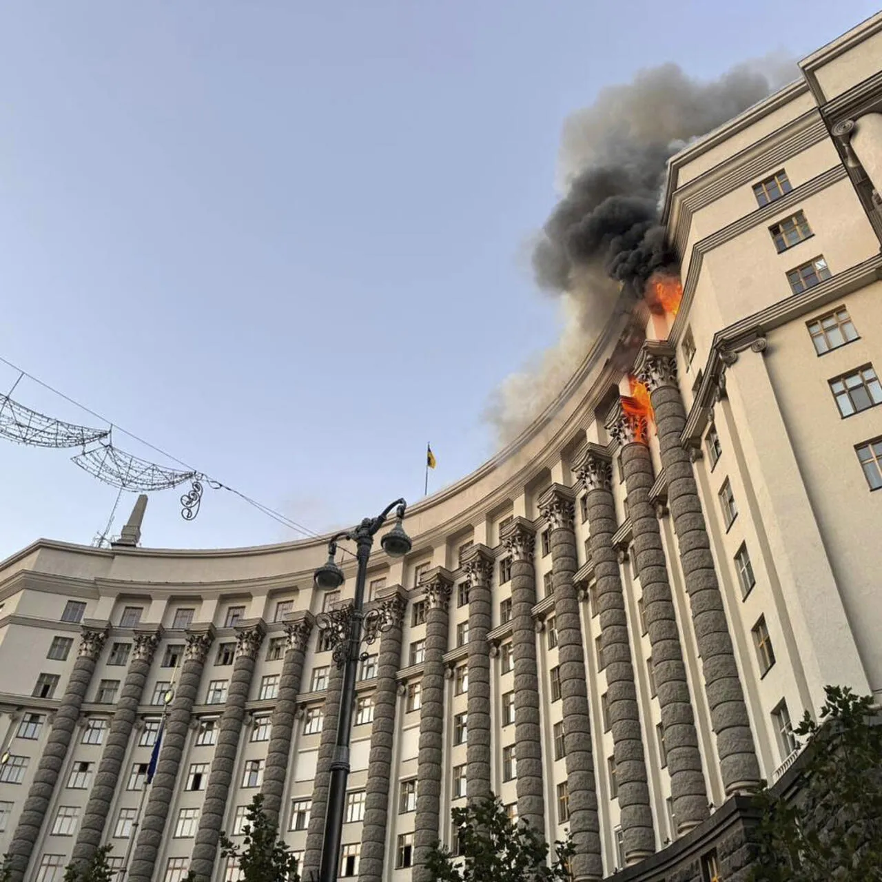 Nga phát động không kích lớn nhất tại Ukraine, tòa nhà chính phủ ở Kyiv lần đầu tiên bị tấn công